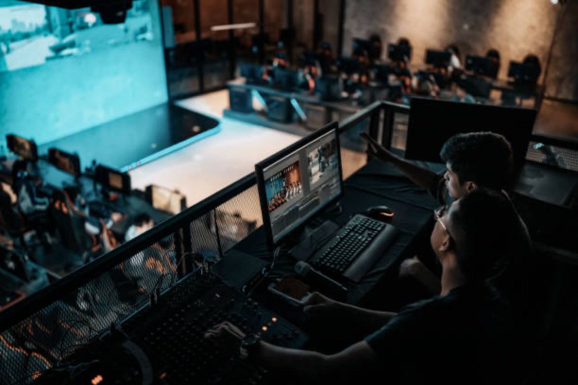Eventtekniker vid mixer och ljusbord under produktion