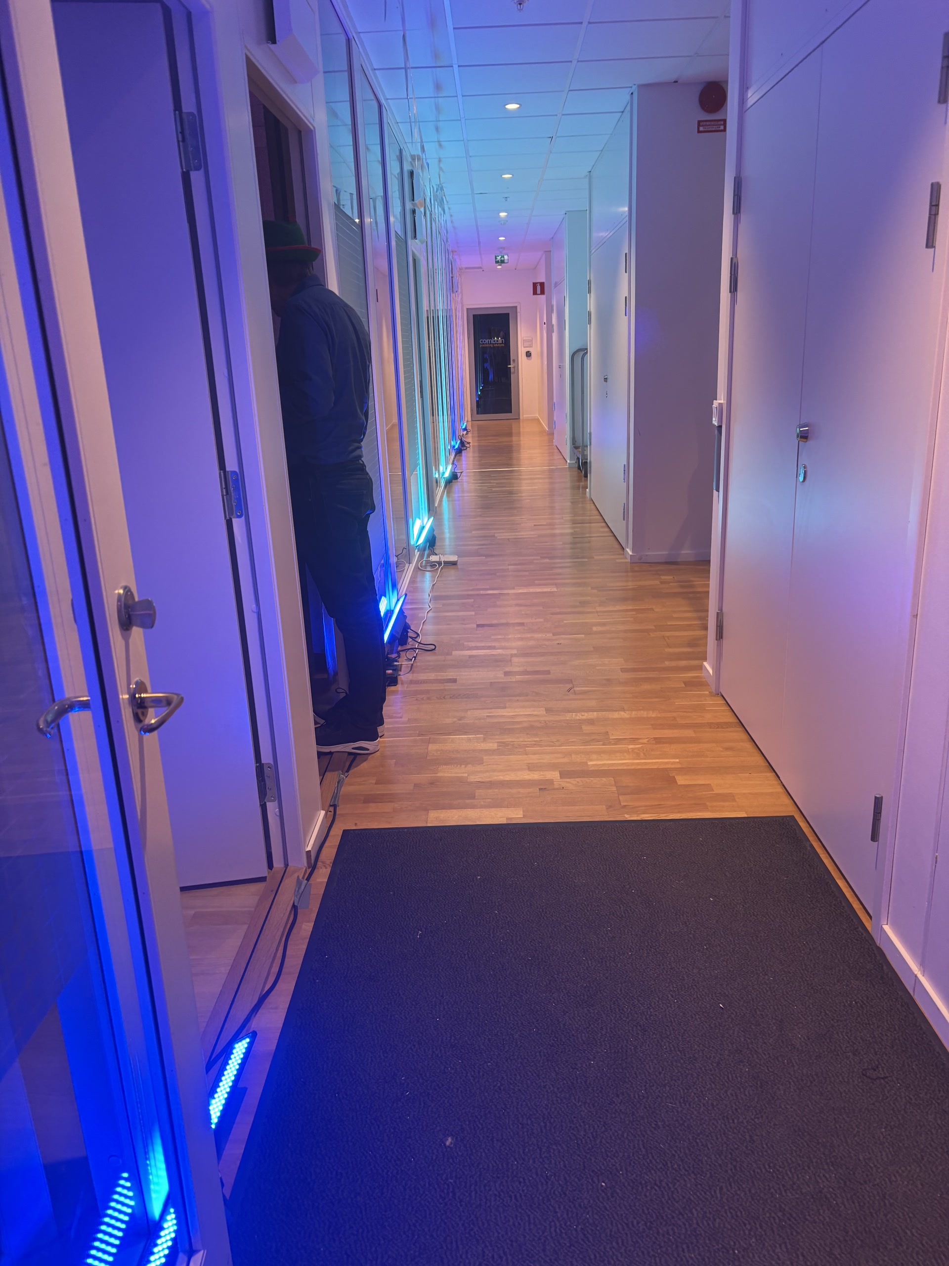 Omgivningsbelysning med LED-uplights i korridor inför företagsevent