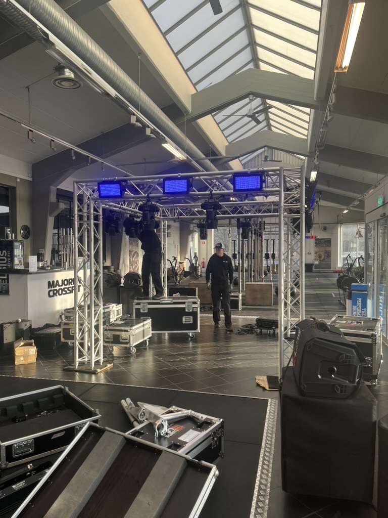 Rigg av tross och LED-skärmar inför företagsevent