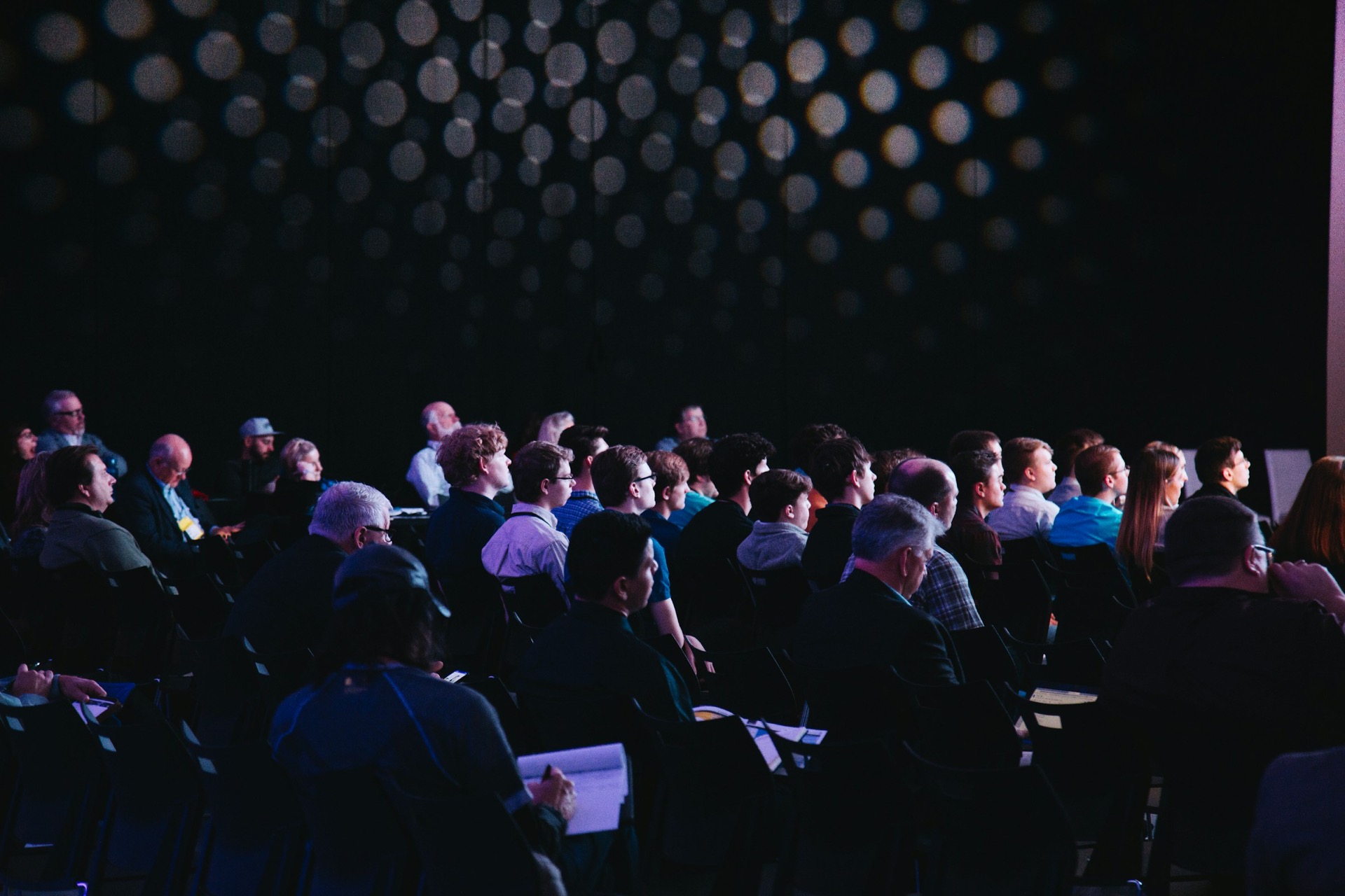 Publik på event med professionell scenbelysning