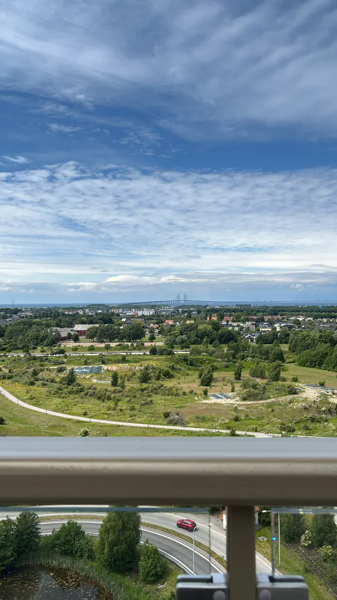 Utsikt från takterrassen i Hyllie mot Öresund och Öresundsbron